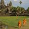 Crucero-Camboya-Angkor-Wat-Monjes-paseando