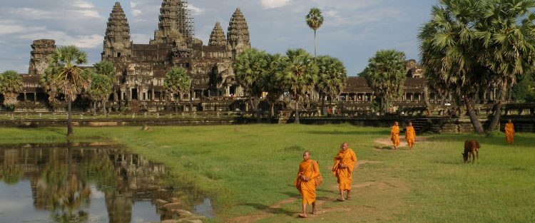 Crucero-Camboya-Angkor-Wat-Monjes-paseando