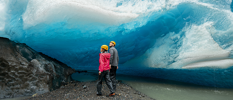 Una pareja de excursionistas en una cueva de hielo en Alaska