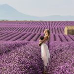 Mujer en un campo de lavanda en la Provenza