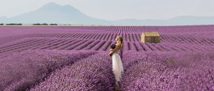 Mujer en un campo de lavanda en la Provenza