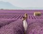 Mujer en un campo de lavanda en la Provenza