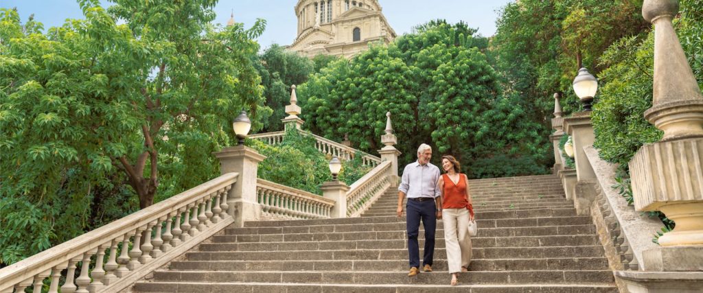 Pareja disfrutando de un momento especial en un parque de Barcelona.