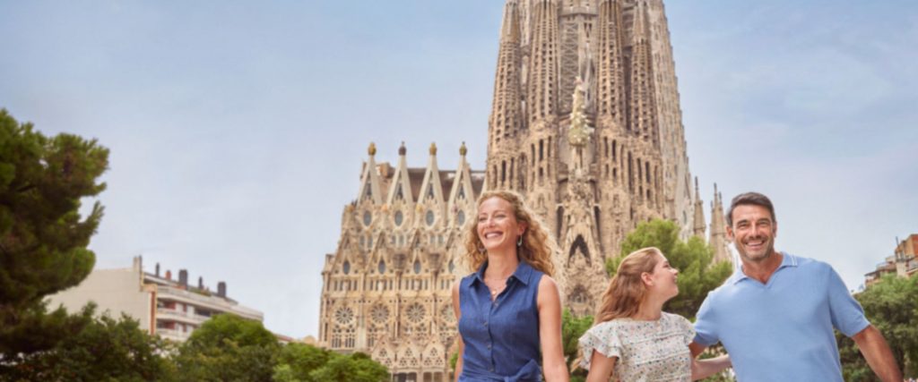 Familia visitando la Sagrada Familia, uno de los monumentos más icónicos de Barcelona.