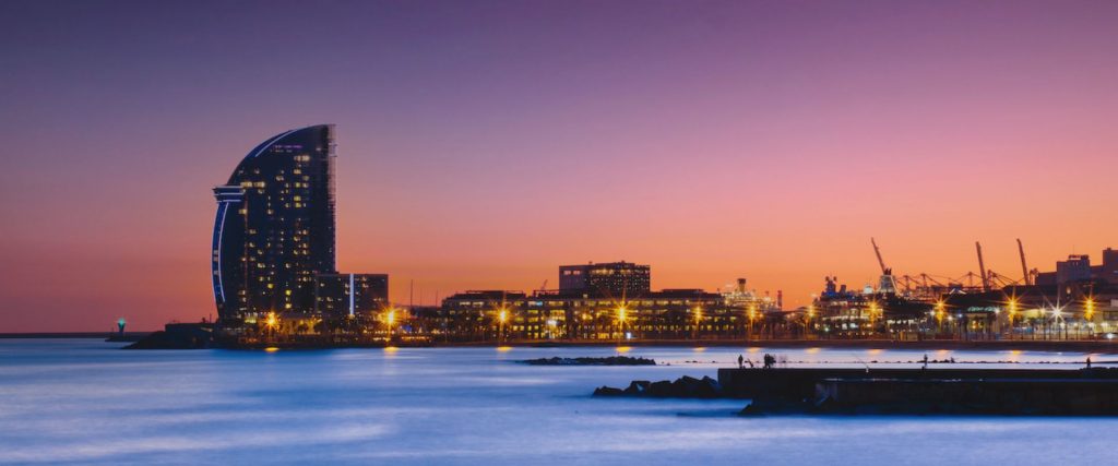 Skyline de Barcelona iluminado por el atardecer, un paisaje inolvidable