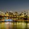 El icónico Puente de Brooklyn iluminado por la noche.