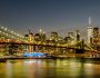 El icónico Puente de Brooklyn iluminado por la noche.